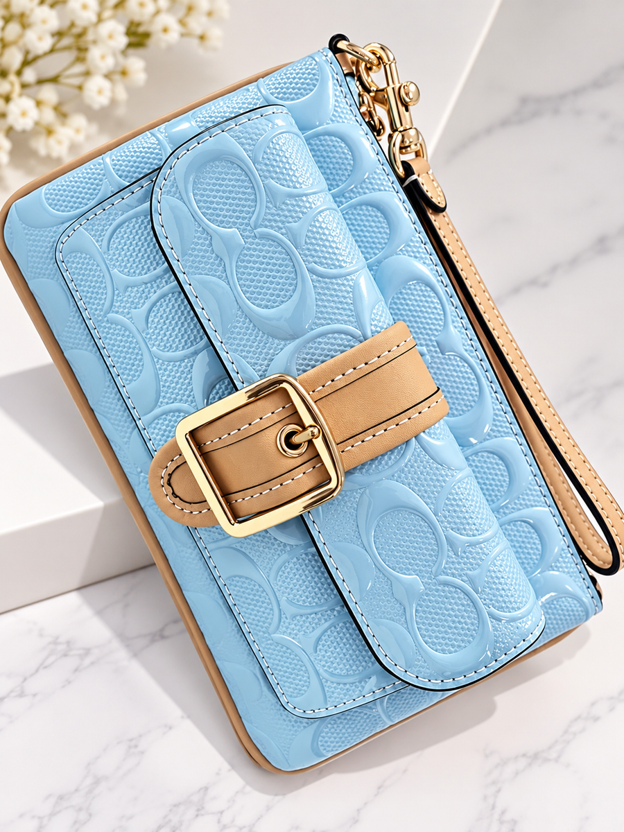 Hermosa cartera de mano para dama azul con correa dorada coach