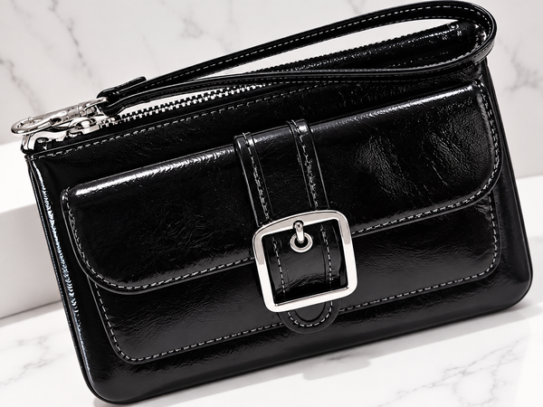 Hermosa cartera de mano para dama negra con correa y broche plateado
