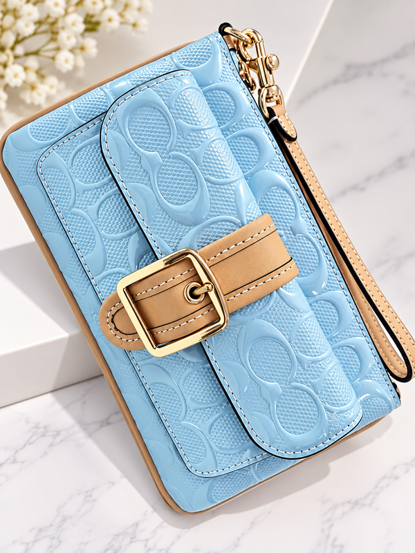 Hermosa cartera de mano para dama azul con correa dorada coach