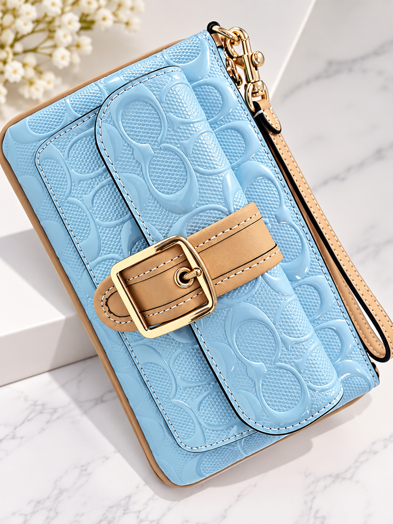 Hermosa cartera de mano para dama azul con correa dorada coach
